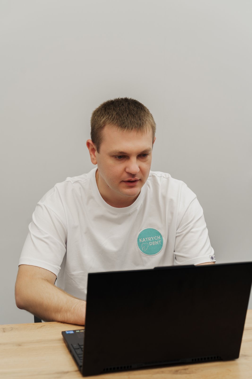 Katrych Dent — лікар-стоматолог за роботою, Хмельницький